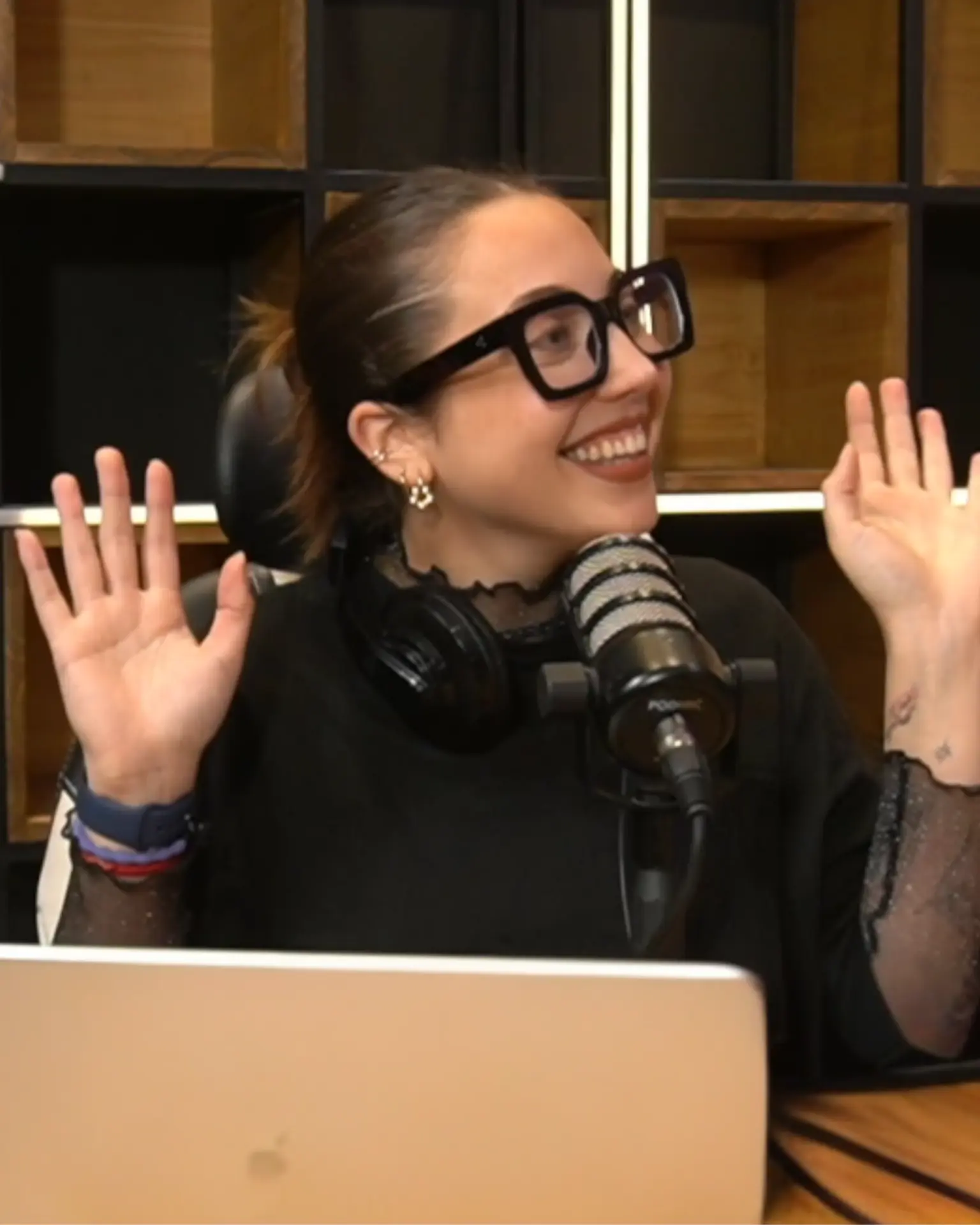 Julieta Skilki en una entrevista de podcast